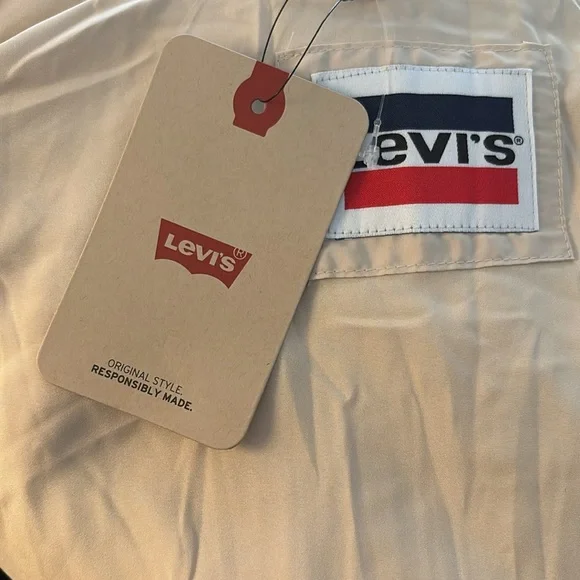 NWT Levi's Women's Cream Sherpa Jacket - Picture 2 of 3